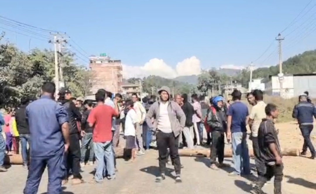 चौताराबाट काठमाडौं आउँदै गरेको बसको ठक्करबाट एकको मृत्यु:अरनिको राजमार्ग अवरुद्ध