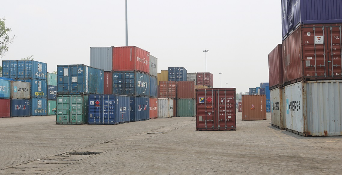 वीरगञ्ज भन्सारमा छ वर्षदेखि १८५ मालवाहक कन्टेनर अलपत्र