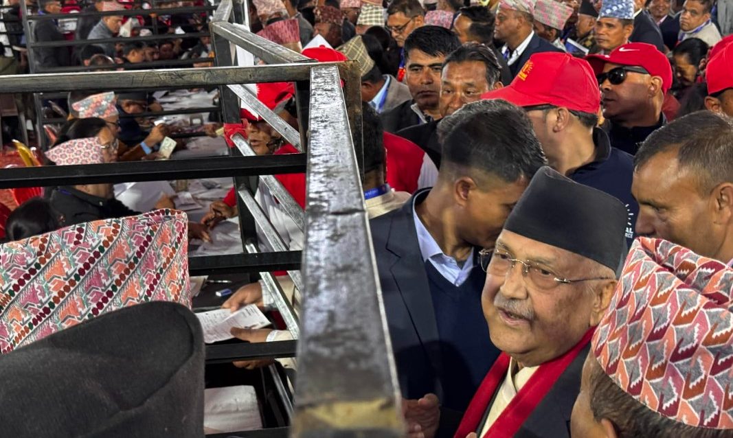 अध्यक्षका लागि केपी ओलीले गराए उम्मेदवारी दर्ता