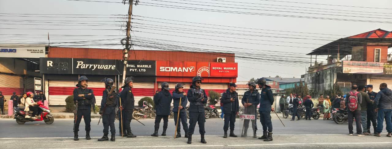 ट्रक दुर्घटनामा पाँचजनाको मृत्यु भएपछि स्थानीय सडकमा