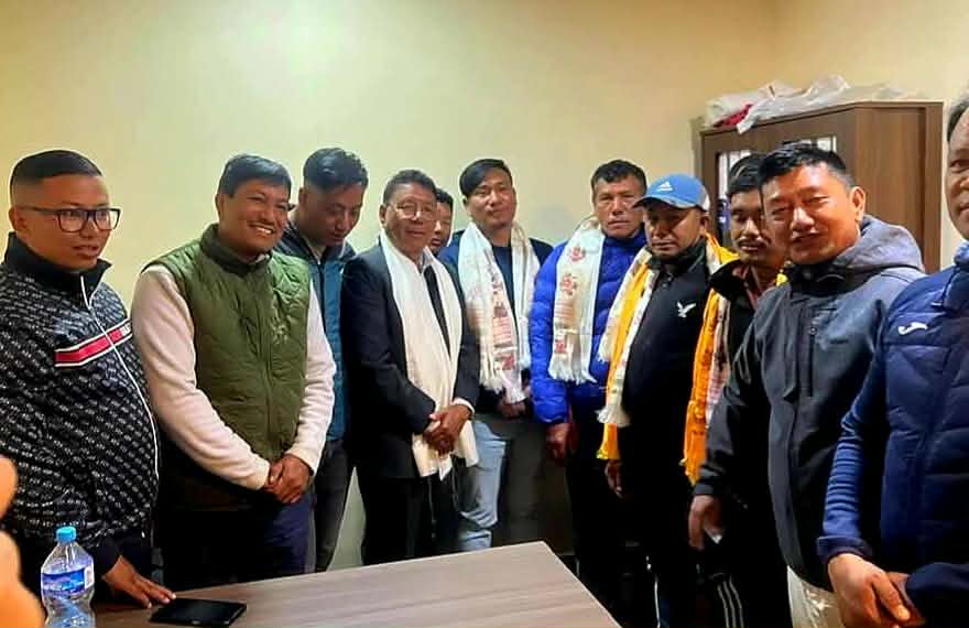 एमालेबाट निर्वाचित पुर्व वडा अध्यक्षकै छाेरा कांग्रेस प्रवेश, बंशलाल तामाङद्वारा स्वागत