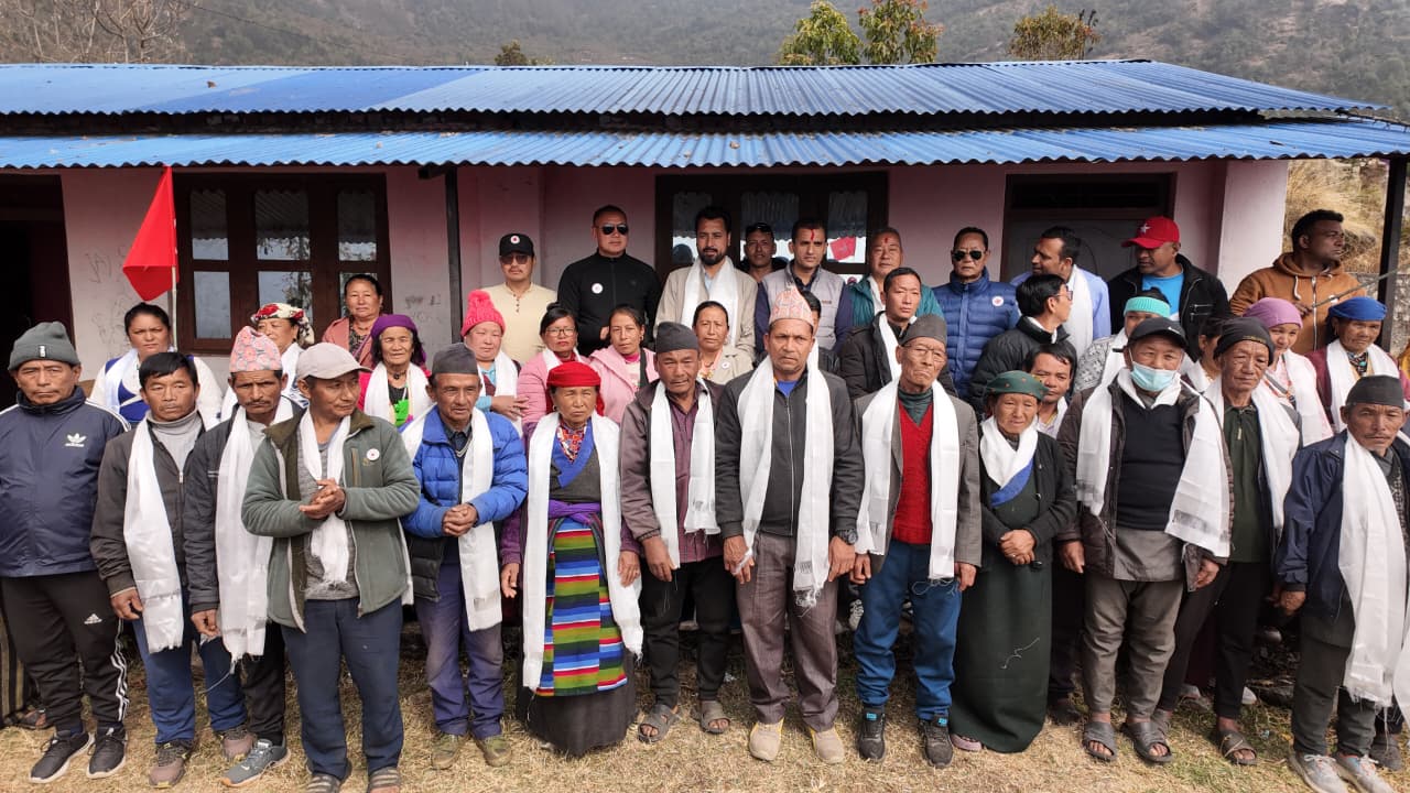बाह्रविसेको दुरुमथली गाउँ नै नेकपामा समाहित, भन्छन् ‘सुबोधलाई जिताउन ‘तारा चिन्ह’ रोज्यौँ