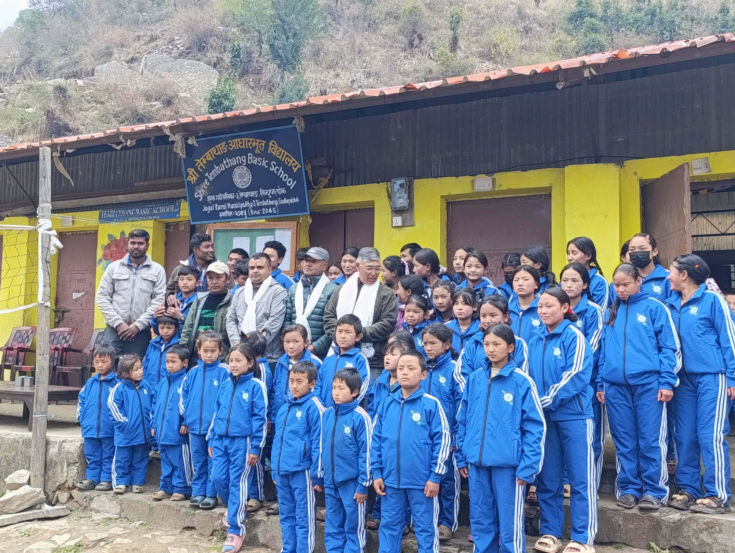 ब्रह्मायणी जलविद्युतद्वारा तेम्बाथान विद्यालयका विद्यार्थीलाई न्यानो कपडा सहयोग