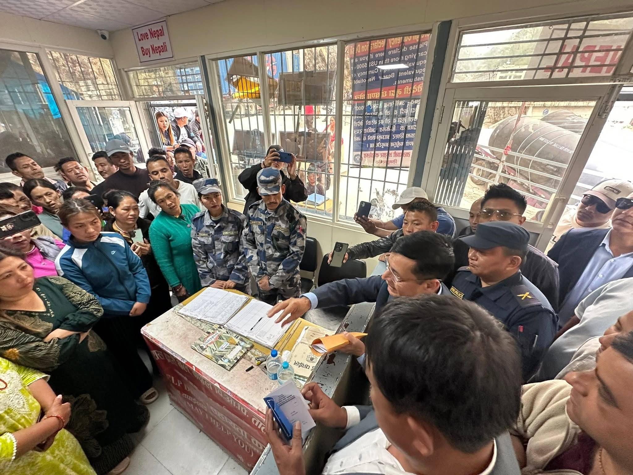 तातोपानी नाकामा खिएको समस्या समाधान गर्न सरोकारवालासँग सांसद पराजुलीको छलफल