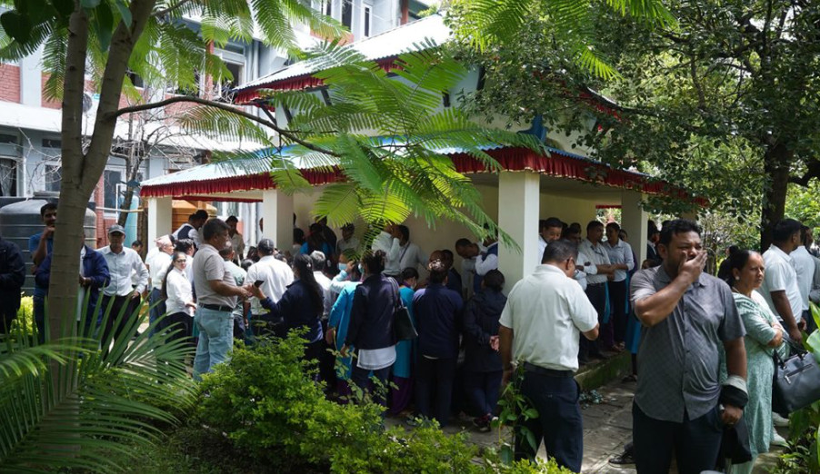 करार र ज्यालादारी कर्मचारीको आन्दोलन जारी, सिंहदरबारभित्र काम ठप्प