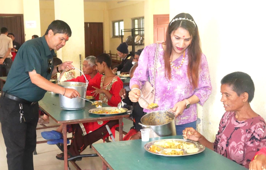जन्मदिनमा असहायसँग खुसी साट्दै पत्रकार नवराज बजगाई, सेवा घरलाई खाद्यान्न र लत्ताकपडा सहयोग