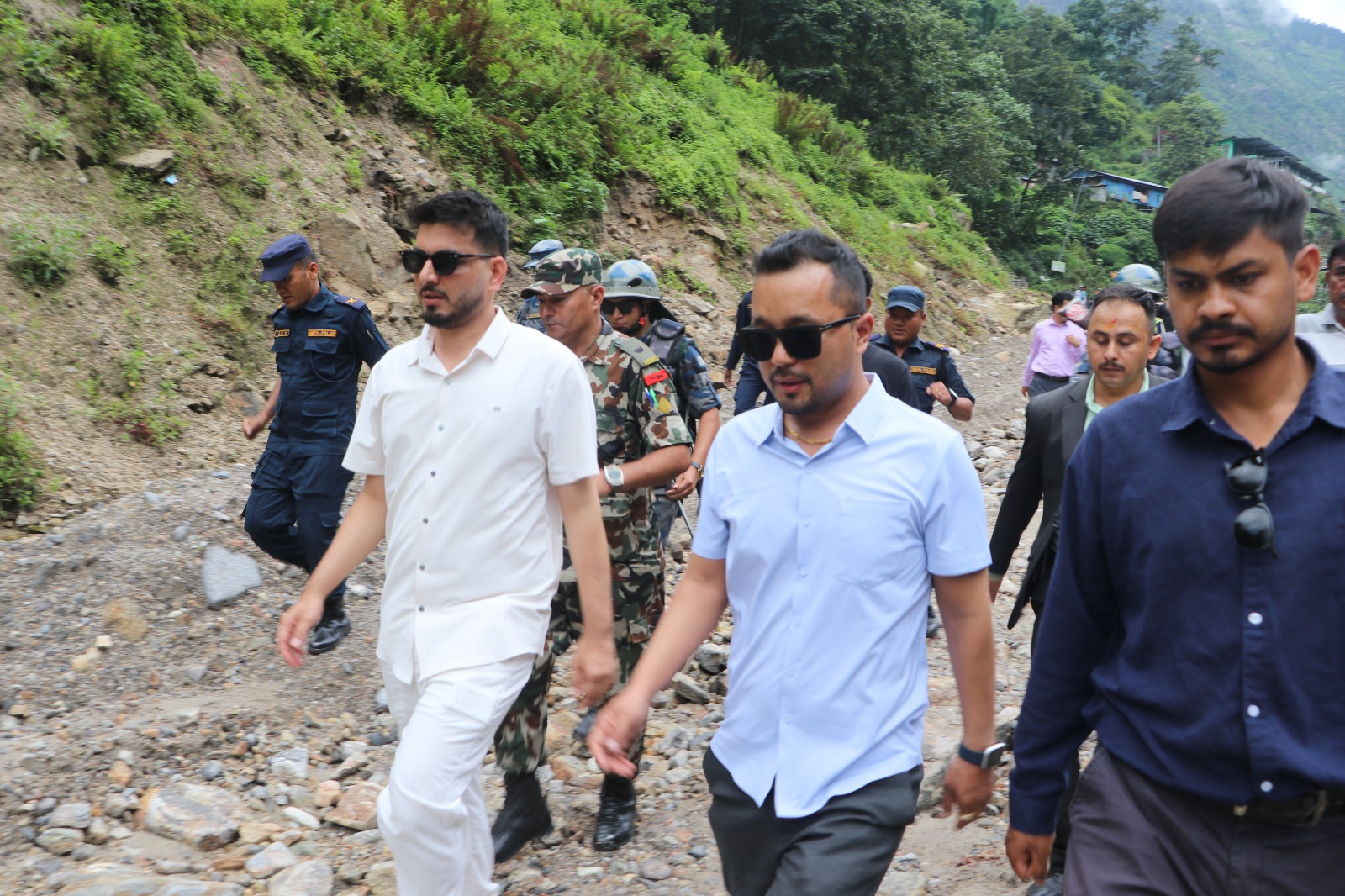 अरनिको राजमार्ग र तातोपानी नाकाको मन्त्री लम्सालद्वारा स्थलगत अनुगमन