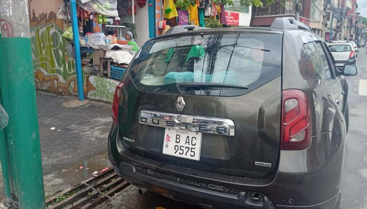 कांग्रेस सभापति गगन थापाको घर अगाडि पनि शंकास्पद गाडी पार्किङ
