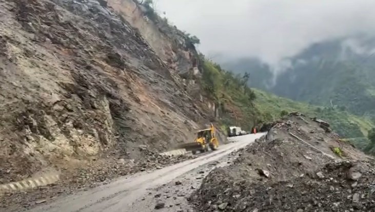 साढे चार घण्टापछि खुल्यो मुग्लिन-नारायण सडक
