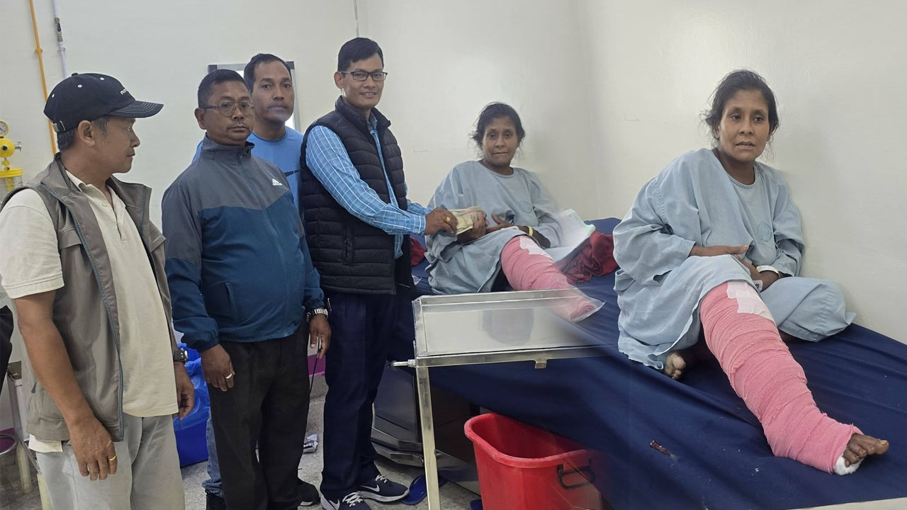 धुलिखेल अस्पतालमा उपचाररत देबीकुमारी रोक्कालाई रु २९ हजार १५५ आर्थिक सहयोग