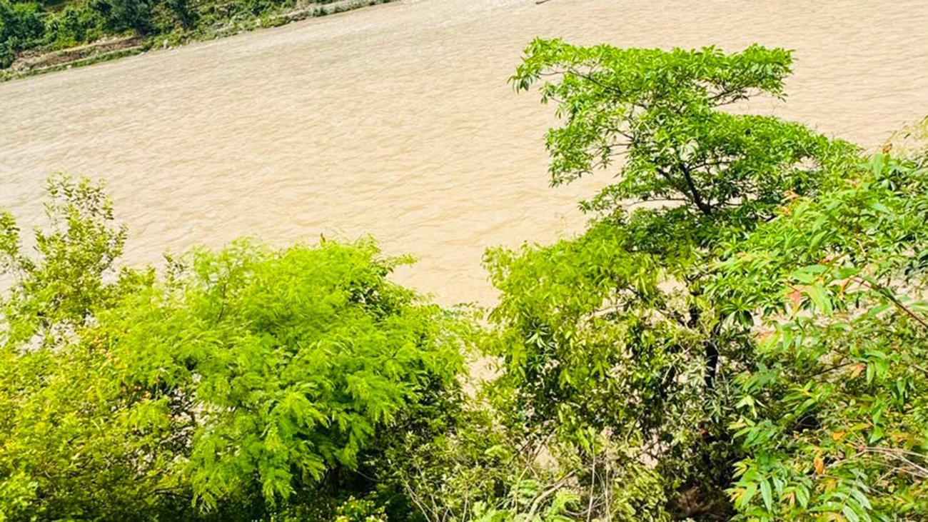 बसले ठक्कर दिँदा कार सुनकोशी नदीमा खस्यो
